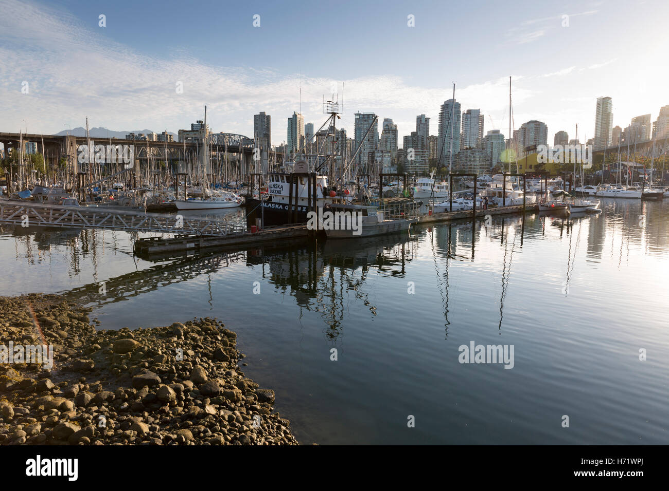 Vancouver, Canada : une variété de bateaux de pêche et des voiliers amarrés au quai des pêcheurs de False Creek dans le côté ouest. Banque D'Images