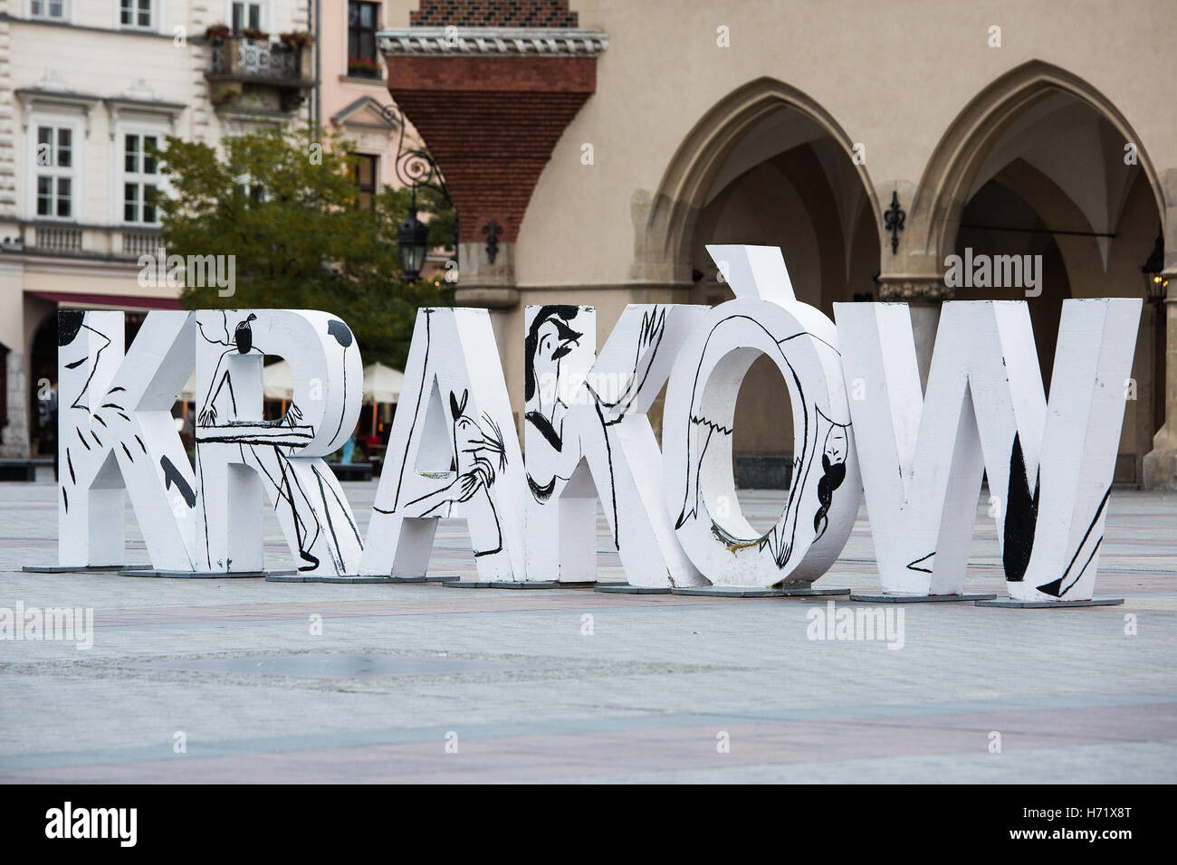 Cracovie, Pologne - 27 octobre 2016 : Cracovie signer dans de grandes lettres majuscules blanches sur Rynek Glowny, la vieille ville, la place du marché. Banque D'Images