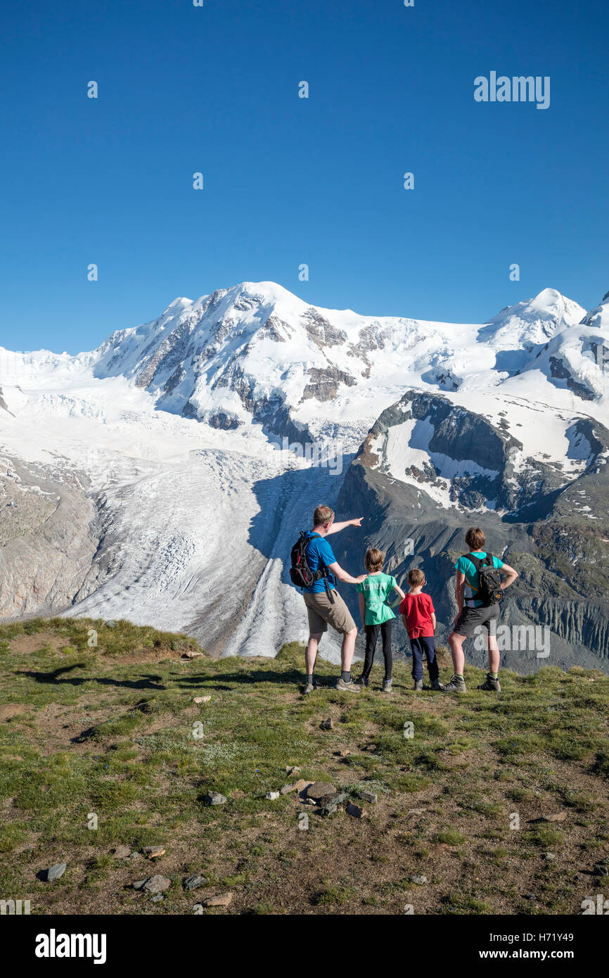 La famille à la randonnée au Monte Rosa de Gornergrat. Alpes valaisannes, Zermatt, Valais, Suisse. Banque D'Images