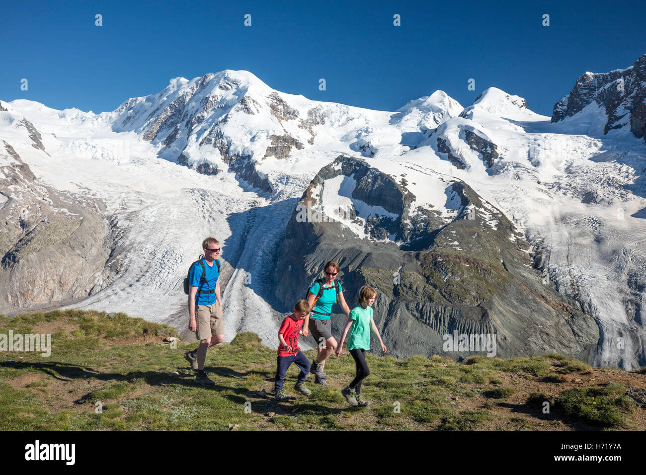 Randonnée familiale sous Monte Rosa, du Gornergrat. Alpes valaisannes, Zermatt, Valais, Suisse. Banque D'Images