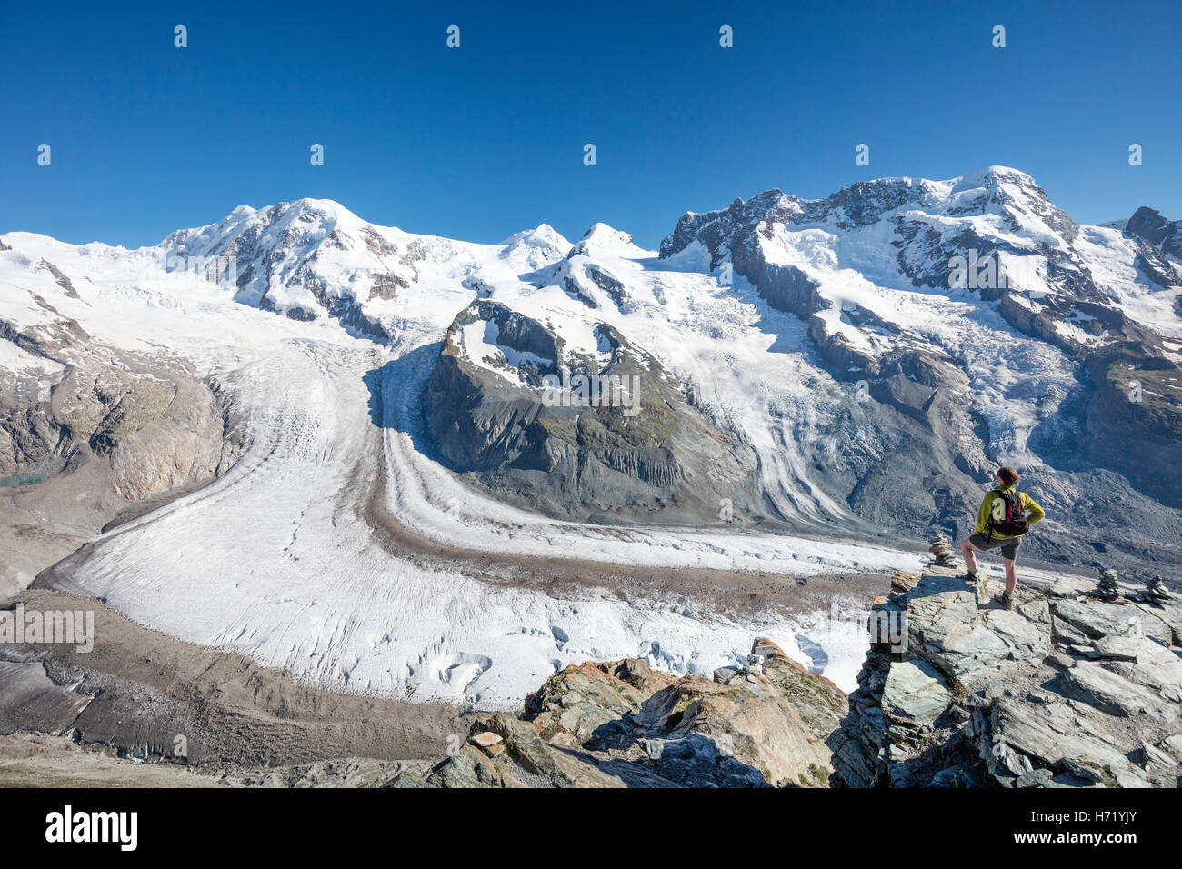 Sur le glacier du Gorner randonneur et Monte Rosa de Gornergrat. Alpes valaisannes, Zermatt, Valais, Suisse. Banque D'Images