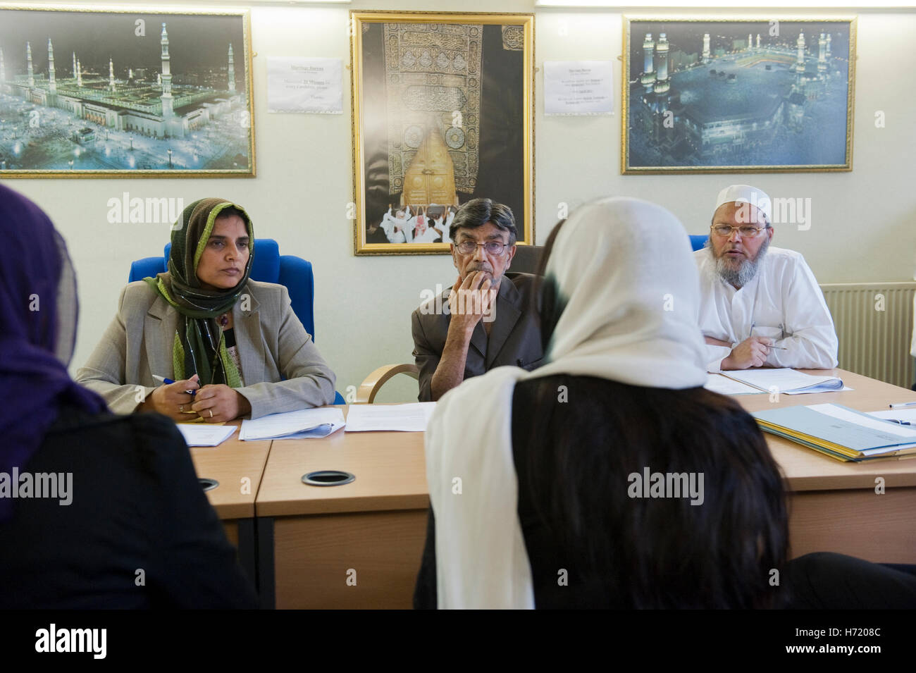 Conseil de la charia de Birmingham à la mosquée centrale de Birmingham. Les membres du Conseil écoutent une femme qui cherche à faire son annul de mariage Banque D'Images