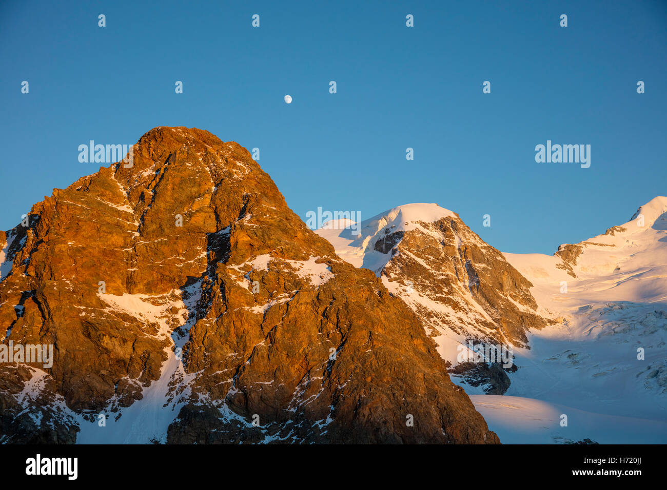 Soirée lune sur le Piz Trovat, à partir de la Diavolezza. Alpes Berniner, Grisons, Suisse. Banque D'Images