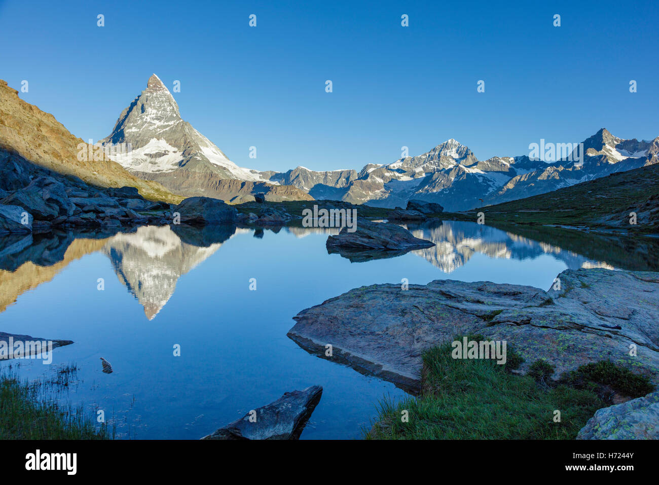 Matterhorn reflétée dans l', Riffelsee Alpes Pennines, Zermatt, Valais, Suisse. Banque D'Images