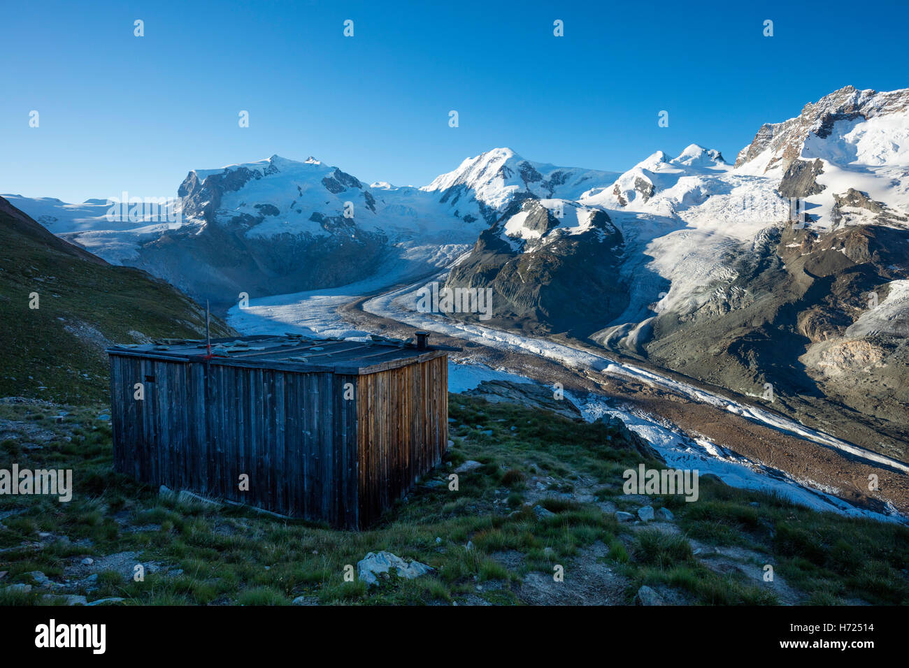 Cabane en bois au-dessus du glacier du Gorner, Zermatt, Valais, Alpes valaisannes, Suisse. Banque D'Images