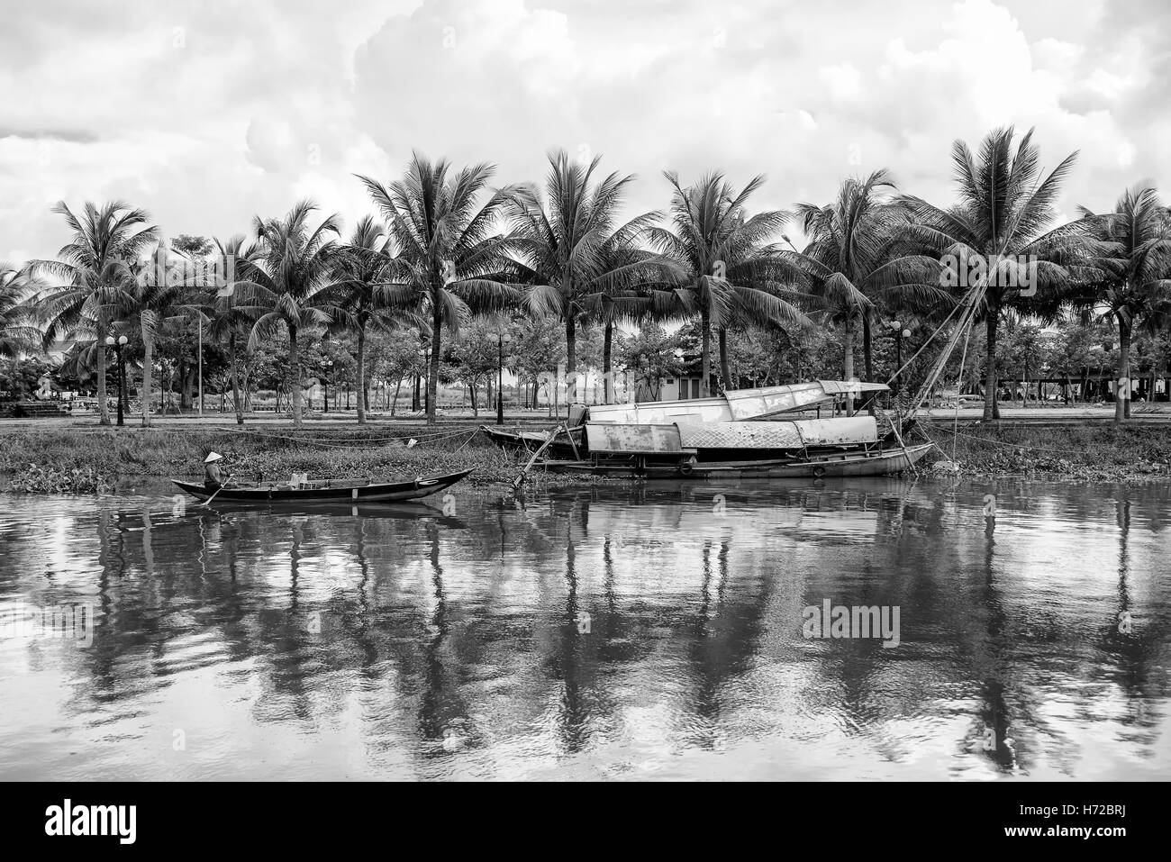 Femme traversant le fleuve en bateau à Hoi An, Vietnam Banque D'Images
