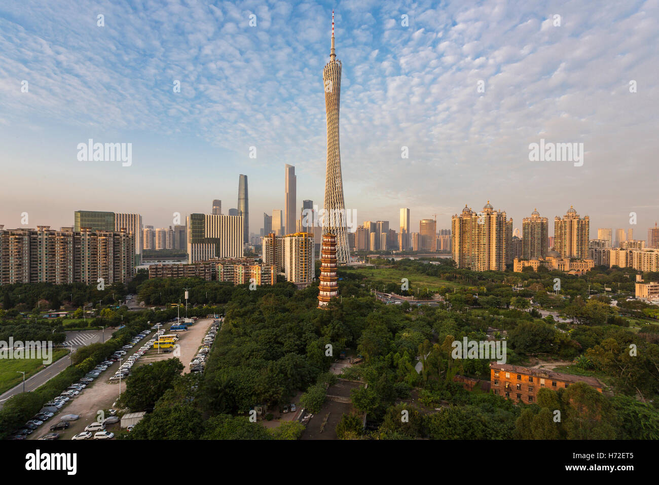 Guangzhou, Chine. Octobre 2016. Vue sur l'horizon depuis le toit d'un immeuble voisin. Banque D'Images