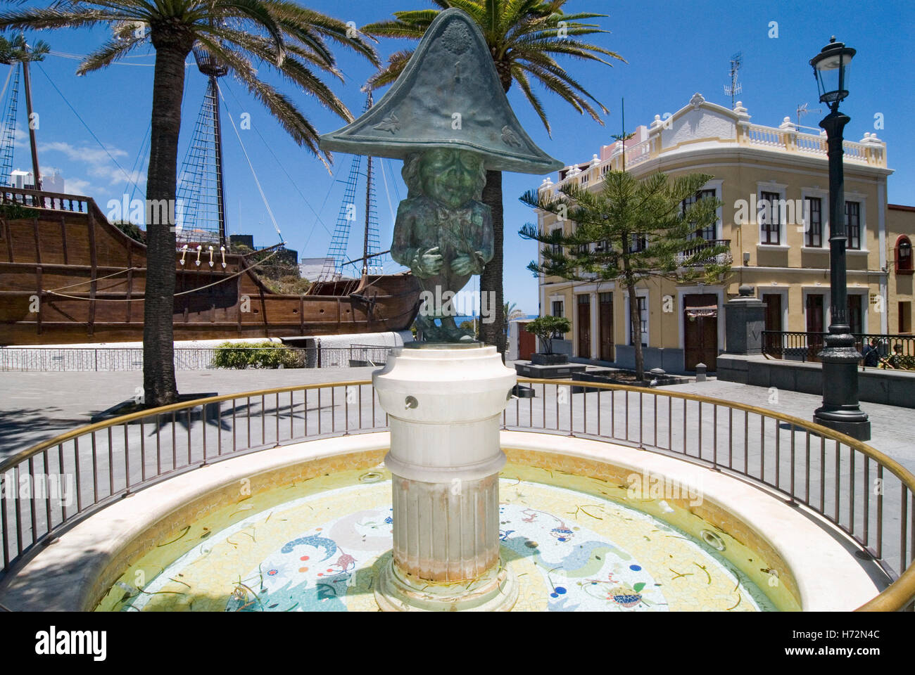 Sculpture-fontaine et Museo Naval naval museum à Santa Cruz de La Palma sur l'île canarienne de La Palma, Espagne, Europe Banque D'Images