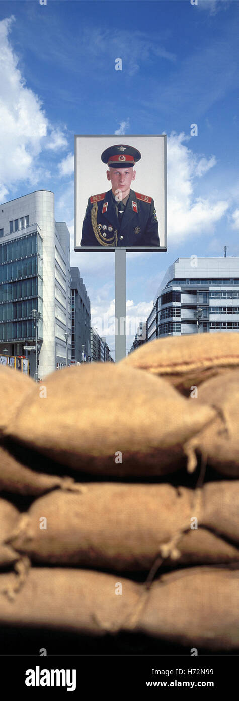 Portrait d'un soldat soviétique à Checkpoint Charlie Banque D'Images