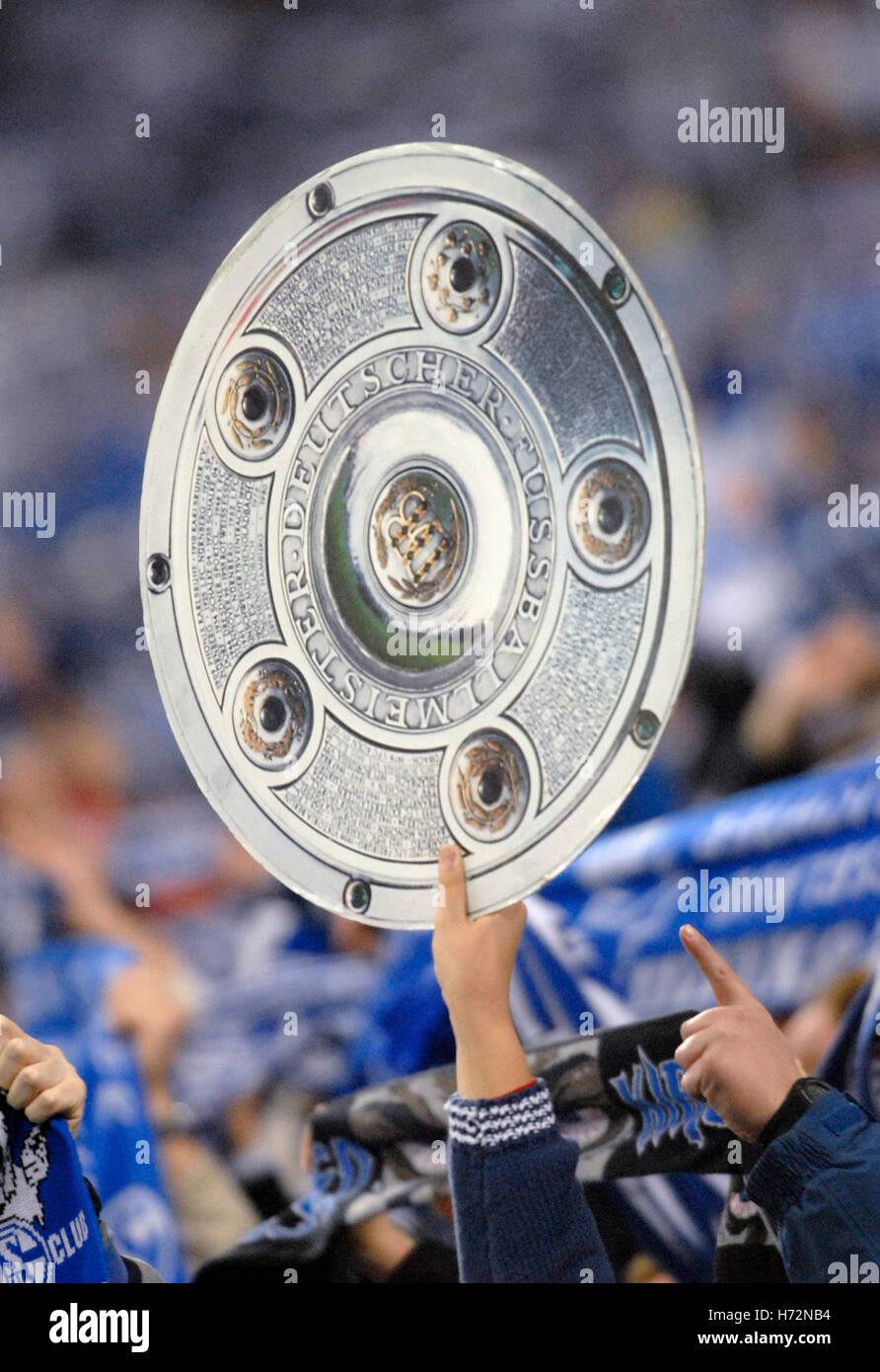 Fans de Schalke avec trophée Meisterschale maquettes, match FC Schalke 04 v VfL Wolfsburg football clubs à Gelsenkirchen Banque D'Images
