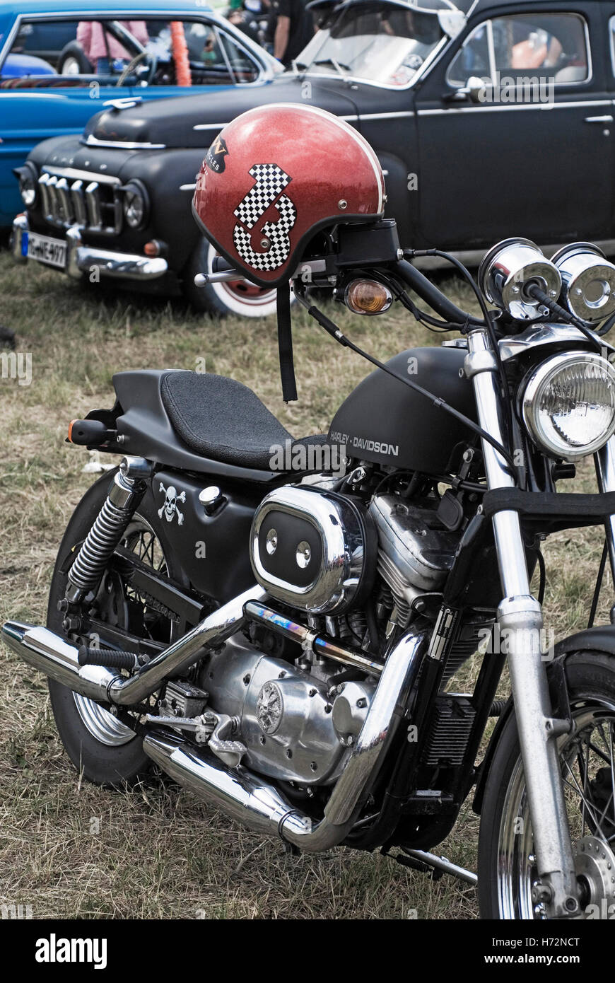 Casque rouge avec le nombre 13 accroché sur une Harley Davidson, Hot Rods, Kustoms, croiseurs et l'Art au 'Bottrop Kustom Kulture Banque D'Images