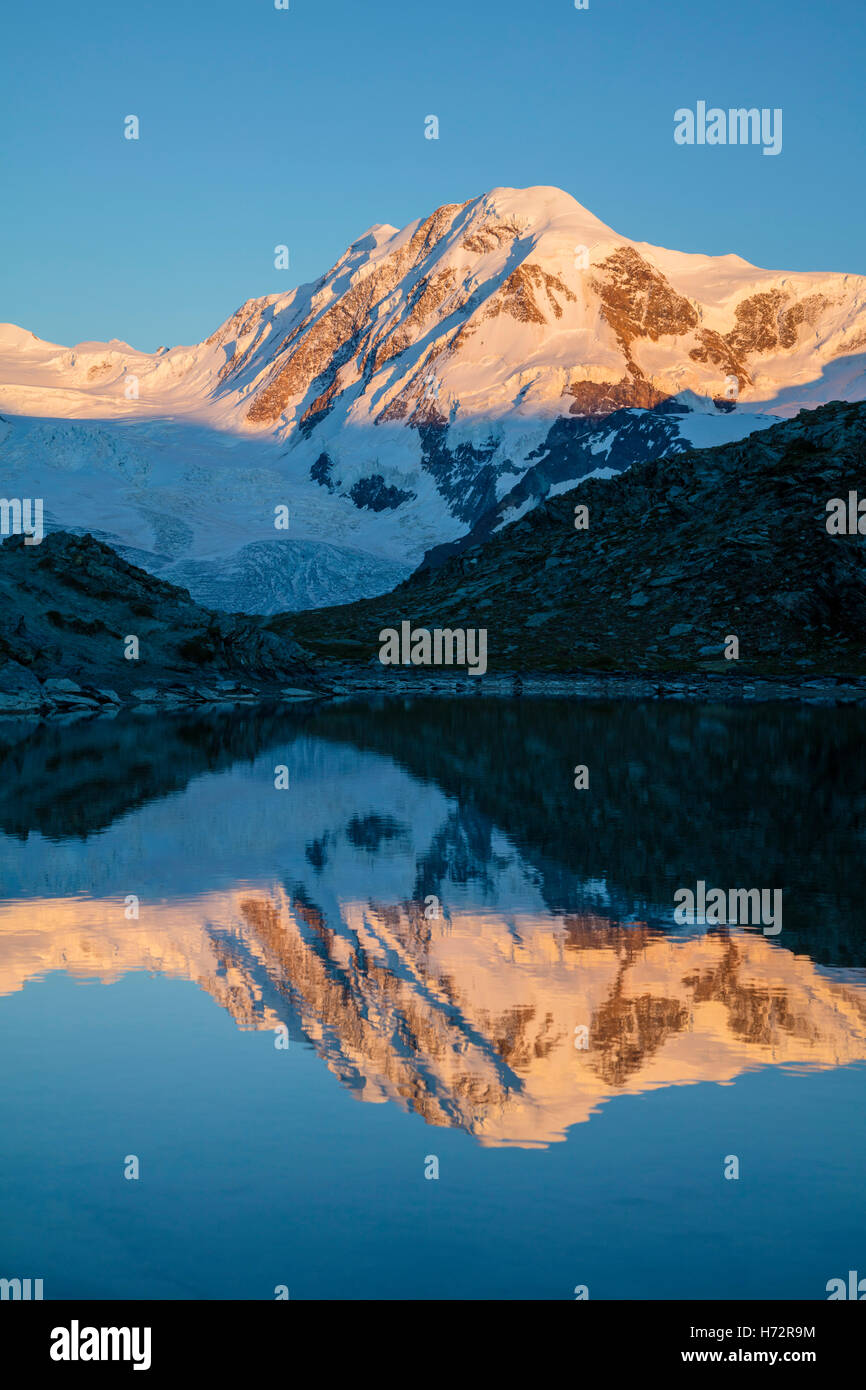 Soirée de réflexion dans le Lyskamm, Riffelsee Alpes Pennines, Zermatt, Valais, Suisse. Banque D'Images