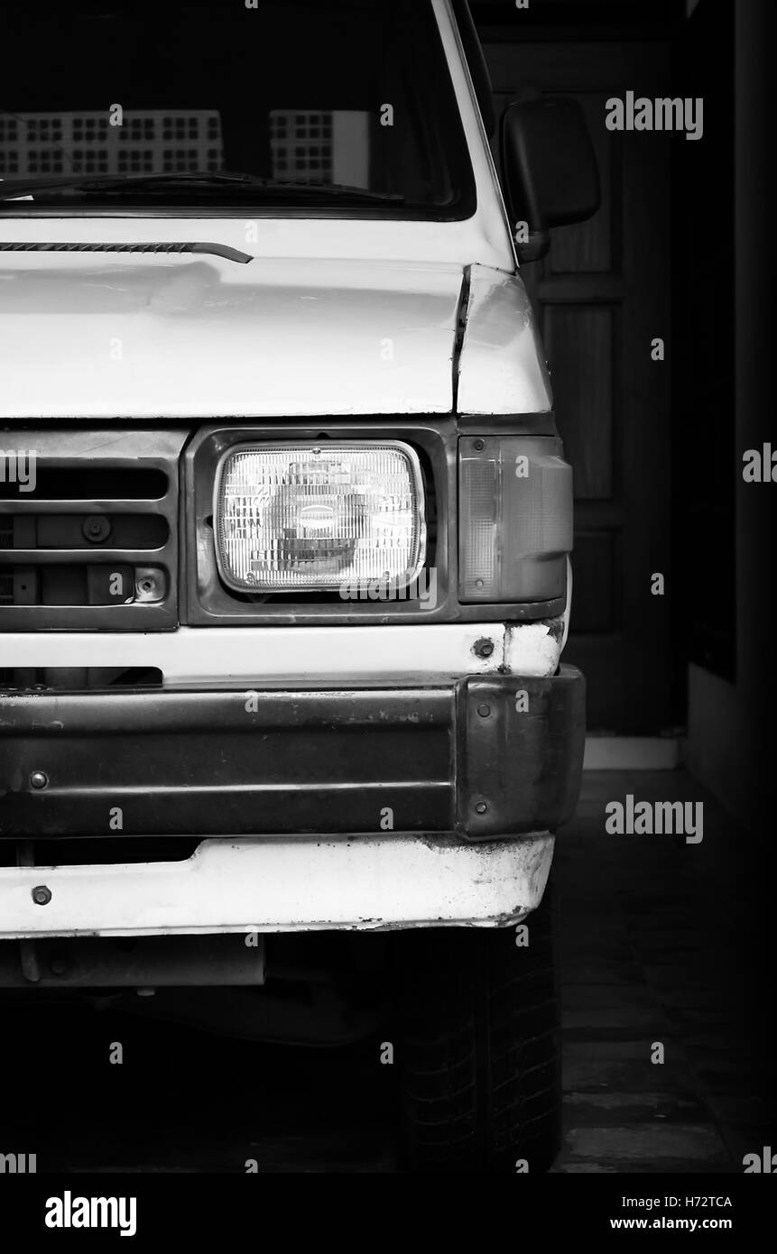 La moitié avant d'une vieille voiture japonaise. La photographie en noir et blanc. Banque D'Images