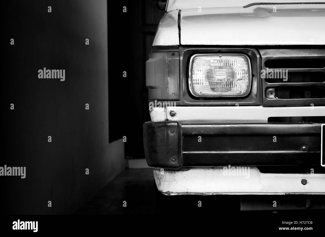 La moitié avant d'une vieille voiture japonaise. La photographie en noir et blanc. Banque D'Images