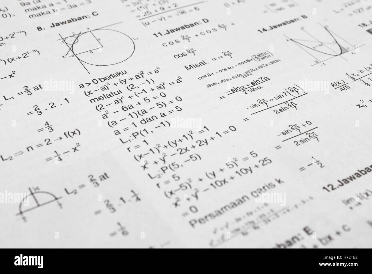 Le papier imprimé plein d'équation mathématique des symboles. Banque D'Images