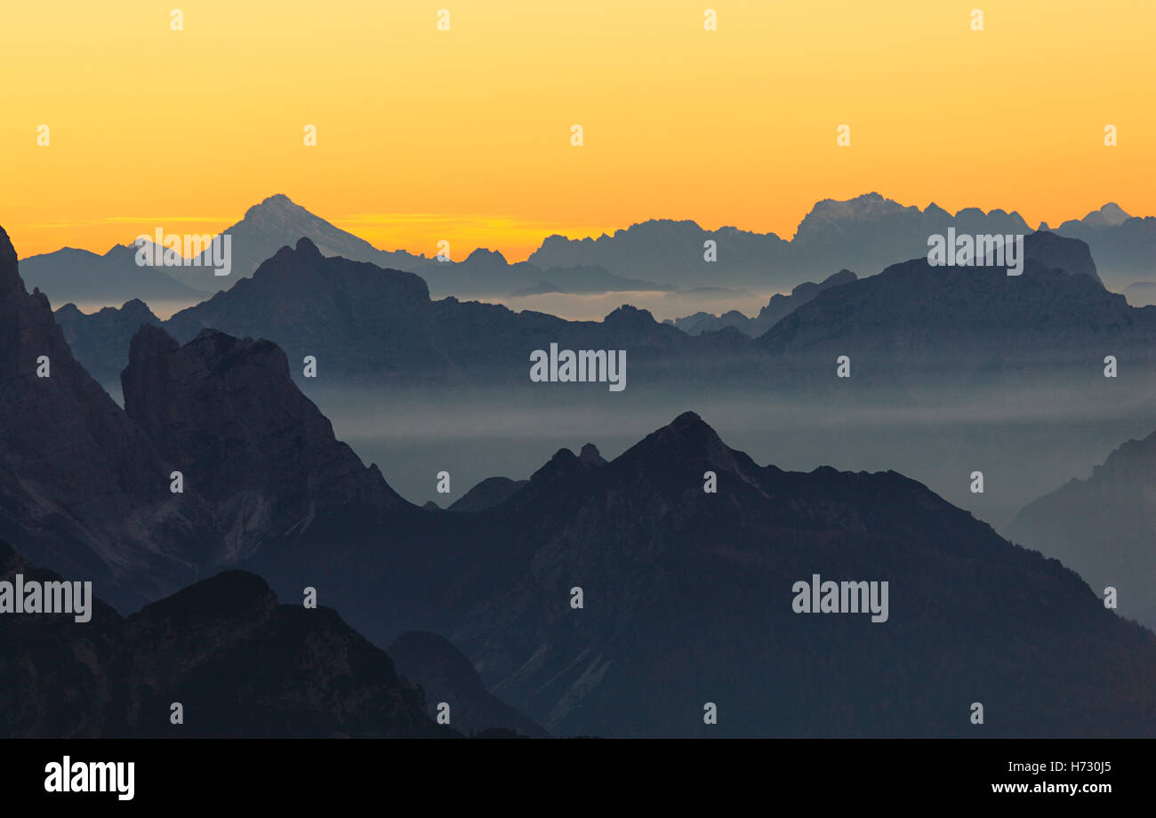 Silhouette de pics de montagne au coucher du soleil Banque D'Images
