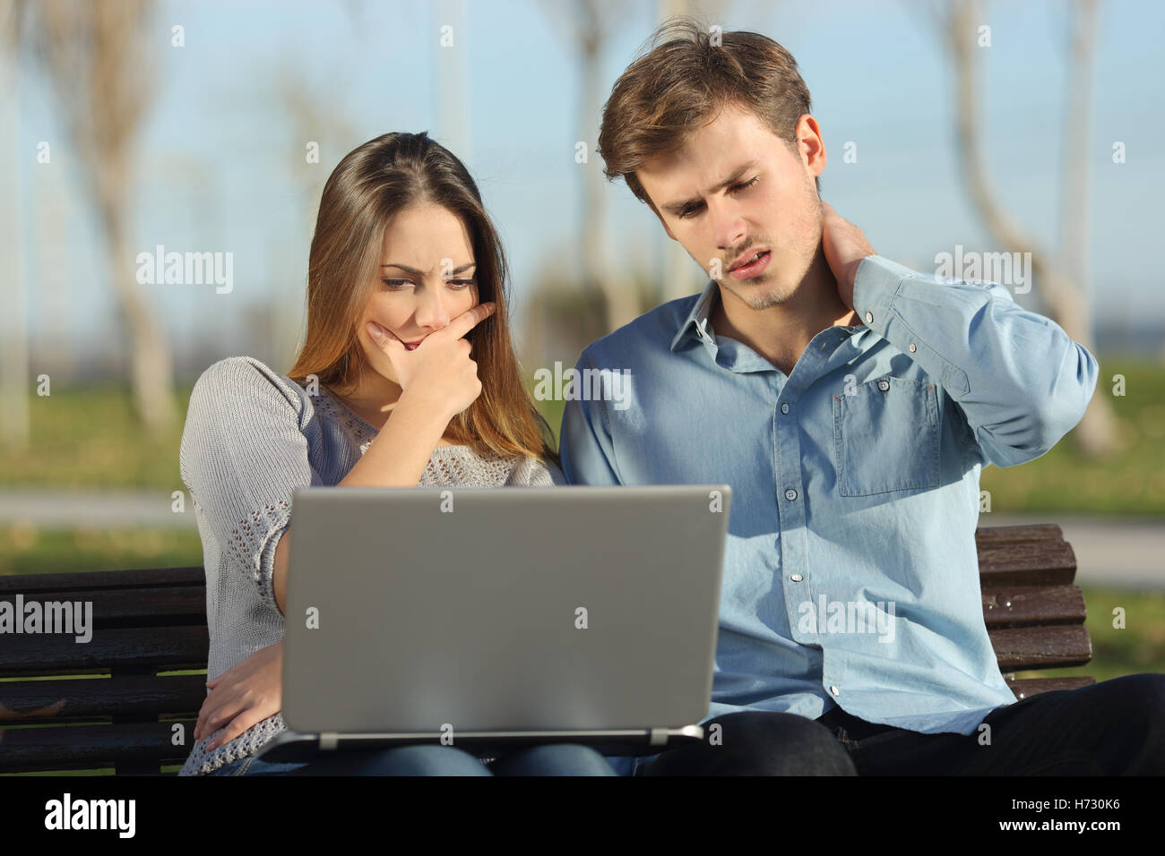 Les étudiants entrepreneurs inquiets ou regarder un laptop outdoors Banque D'Images