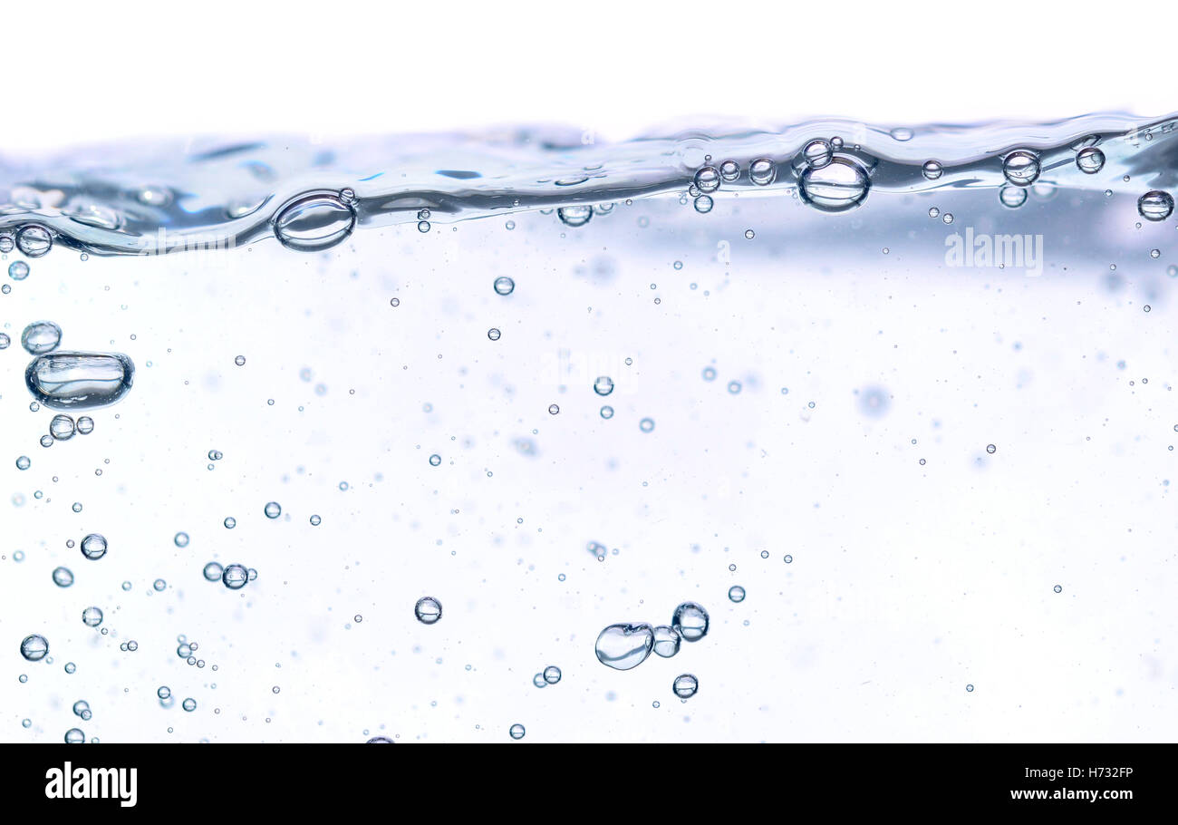 Courant d'eau isolé sur fond blanc Banque D'Images