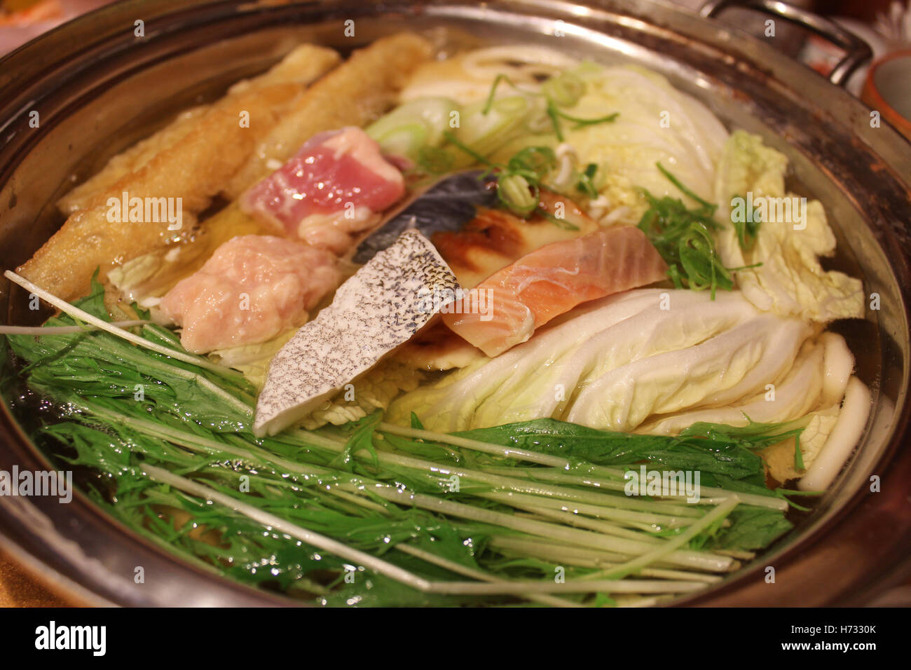 Shabu-shabu est un nabemono japonais potée plat de fines tranches de viande et de légumes cuits dans l'eau, à Osaka au Japon Banque D'Images