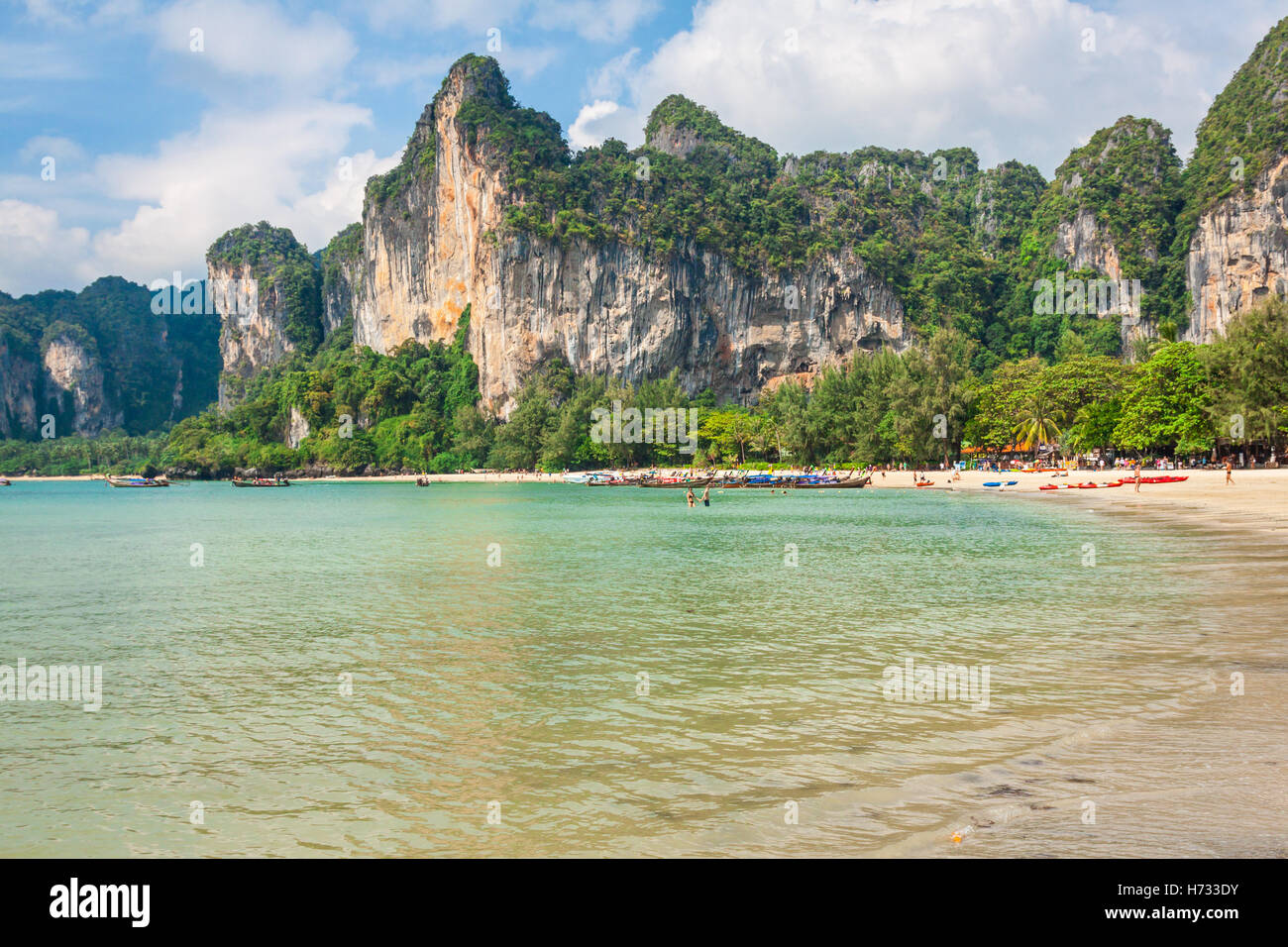 Vacances parfaites avec ciel bleu à railay Beach à Krabi, Thaïlande Banque D'Images