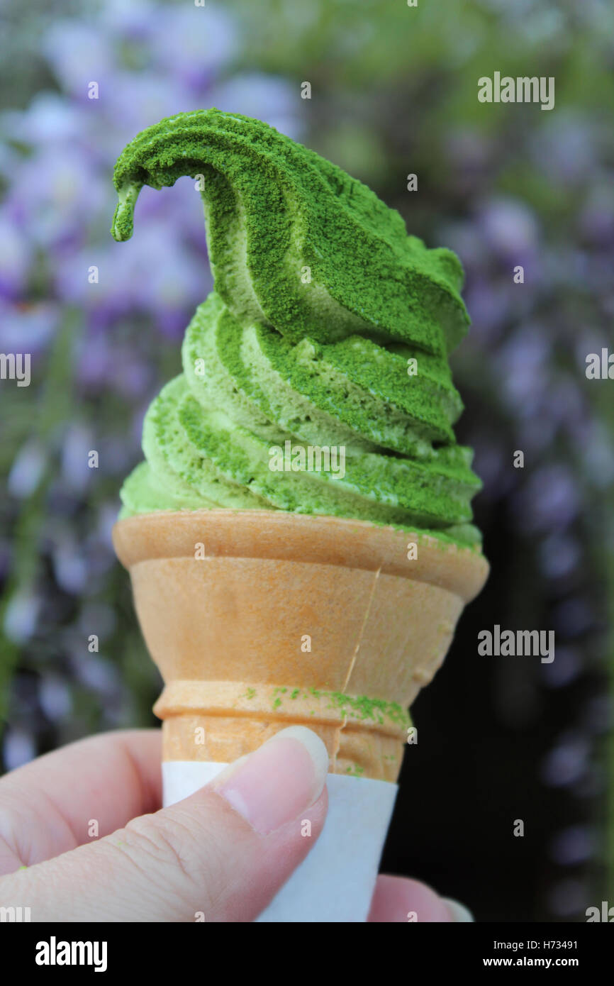 Thé vert (matcha) crème glacée à la poudre matcha topping dans un cône à Uji, Japon Banque D'Images