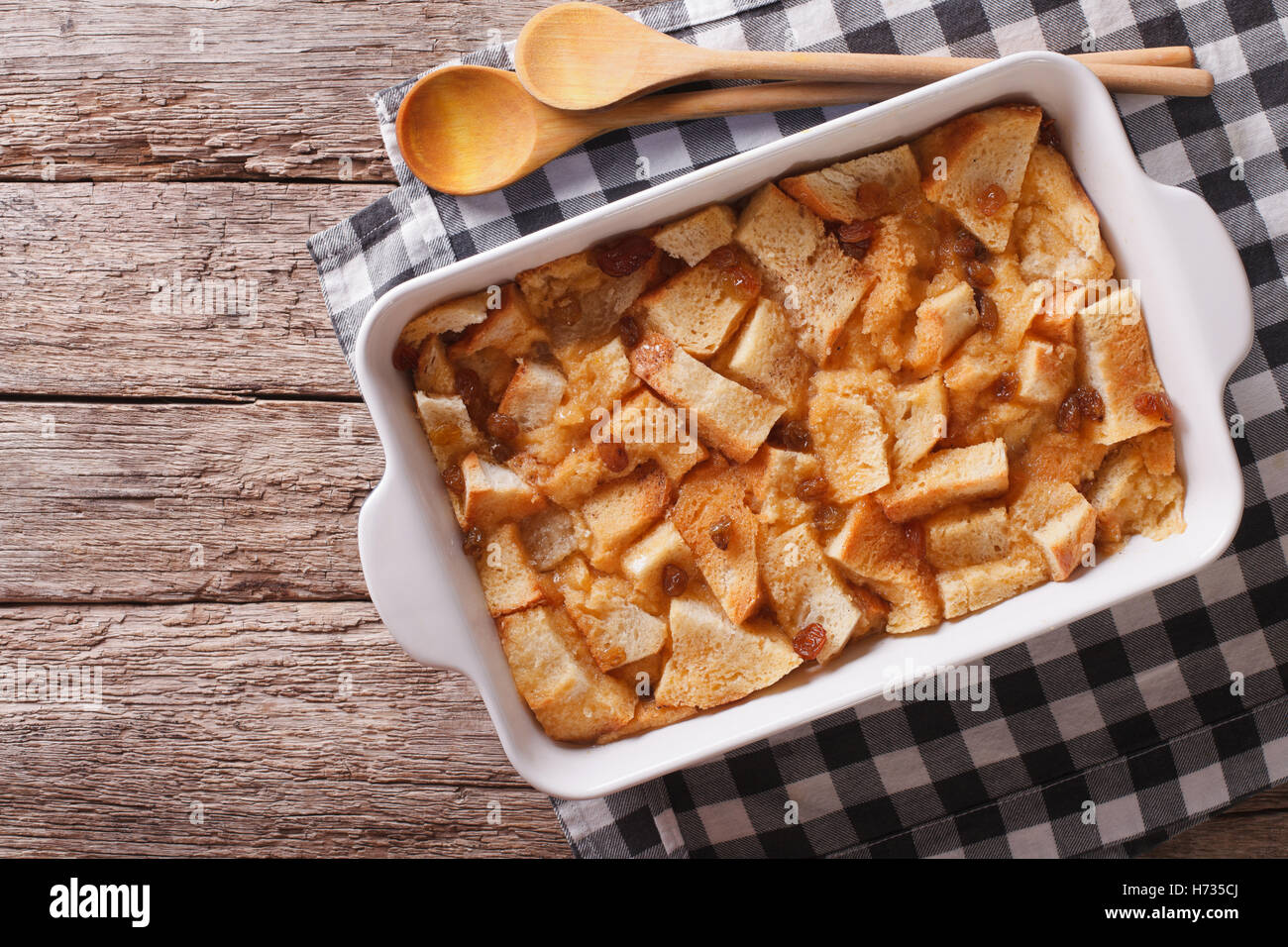 Les frais français de pain aux raisins dans le plat de cuisson sur la table. Vue du dessus horizontale Banque D'Images