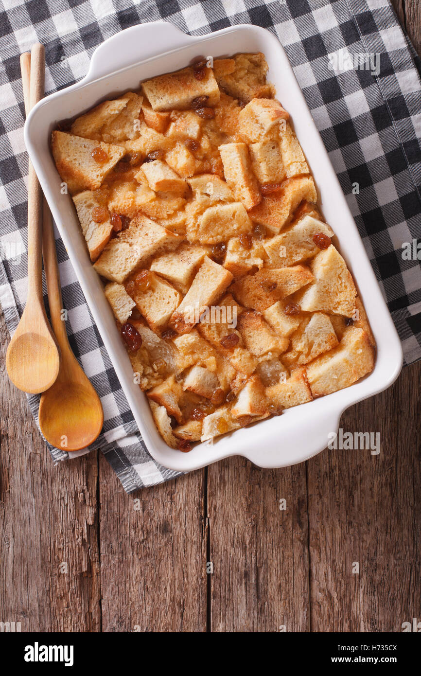 Les frais français de pain aux raisins dans le plat de cuisson sur la table. vertical Vue de dessus Banque D'Images