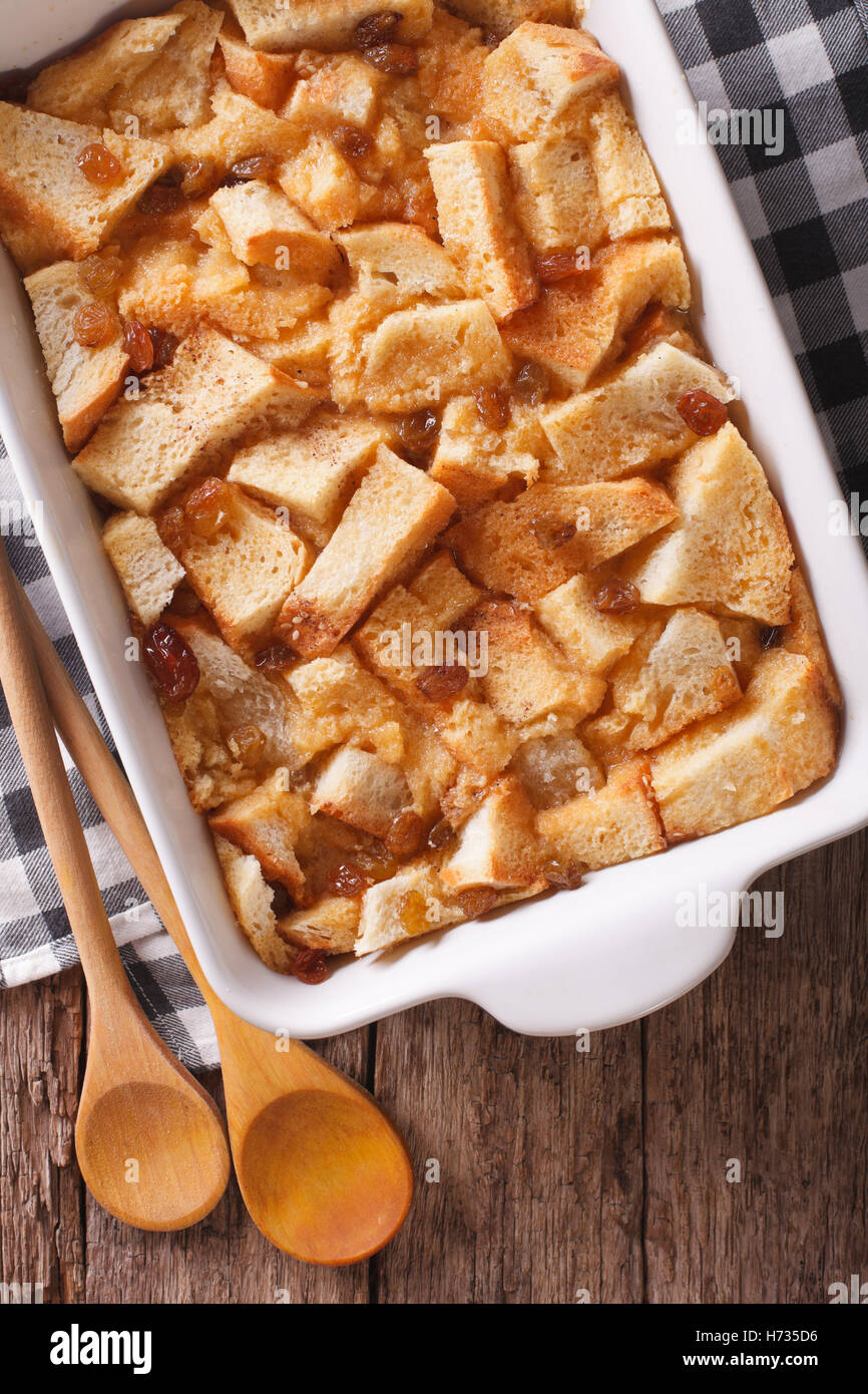 Anglais délicieux pouding au pain aux raisins close up dans le plat de cuisson sur la table. Vue verticale d'en haut Banque D'Images