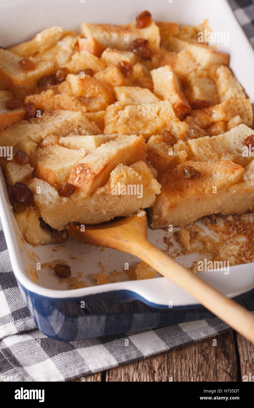 Anglais nourriture : le pudding aux raisins secs close up dans le plat de cuisson verticale. Banque D'Images