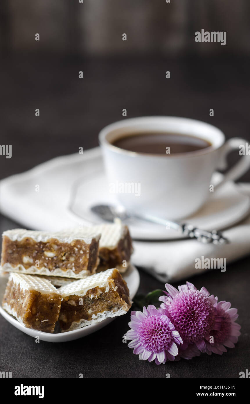 Libre de gaufrettes puff les gâteaux avec caramel et une tasse de café Banque D'Images