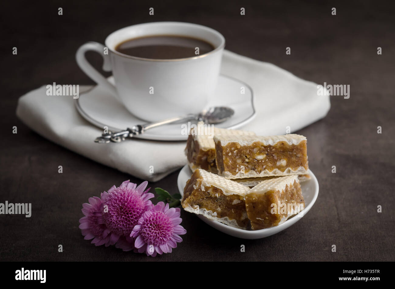 Libre de gaufrettes puff les gâteaux avec caramel et une tasse de café Banque D'Images