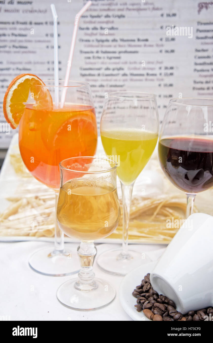 Verres de cocktail apéritif Spritz et autres verres plein Banque D'Images