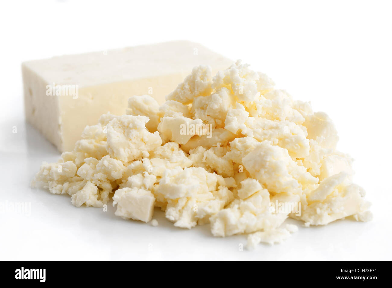 Fromage feta blanc isolé sur la surface blanche. Banque D'Images