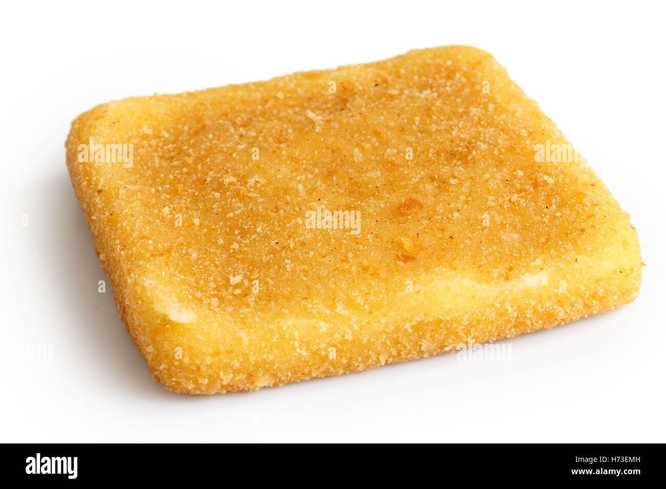 La place unique fromage frites dorées sur fond blanc. Banque D'Images