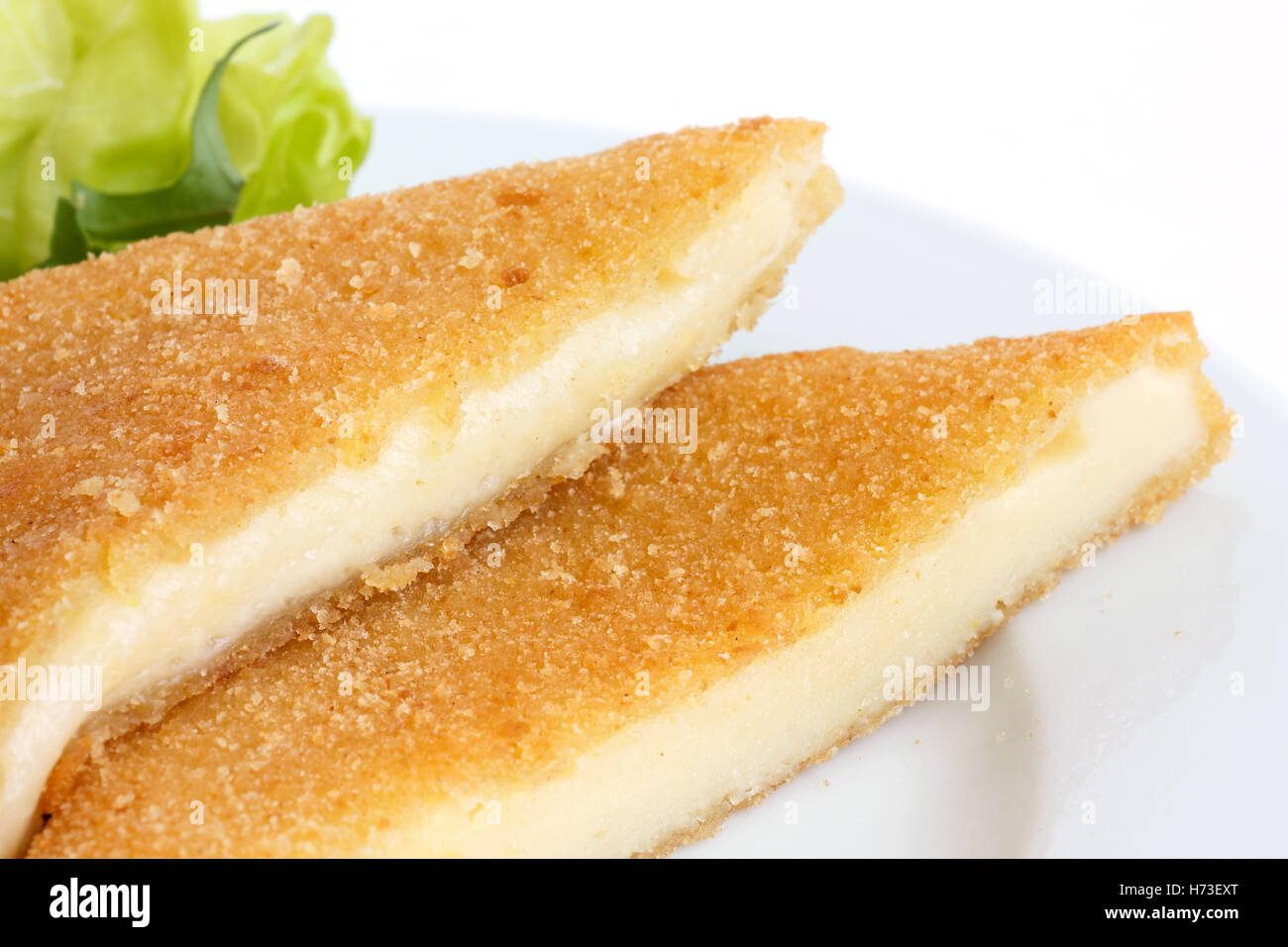 Frit carrés, coupé, la fusion avec la salade. Banque D'Images