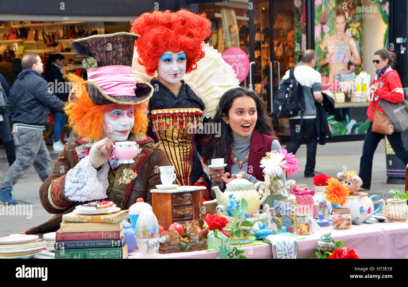 London, UK, 1/4/ 2016, Mad Hatters Tea party buskers brésilien à Camden Town posent pour des photos avec les touristes Banque D'Images