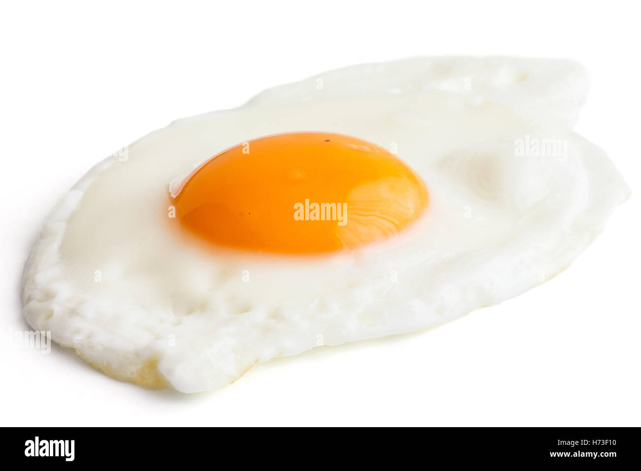 Seul œuf frit sur blanc. Banque D'Images