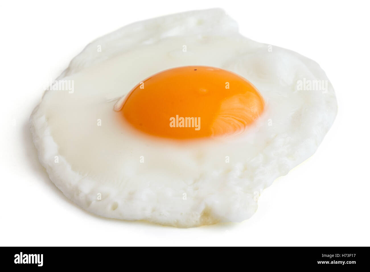 Seul œuf frit sur blanc. Banque D'Images