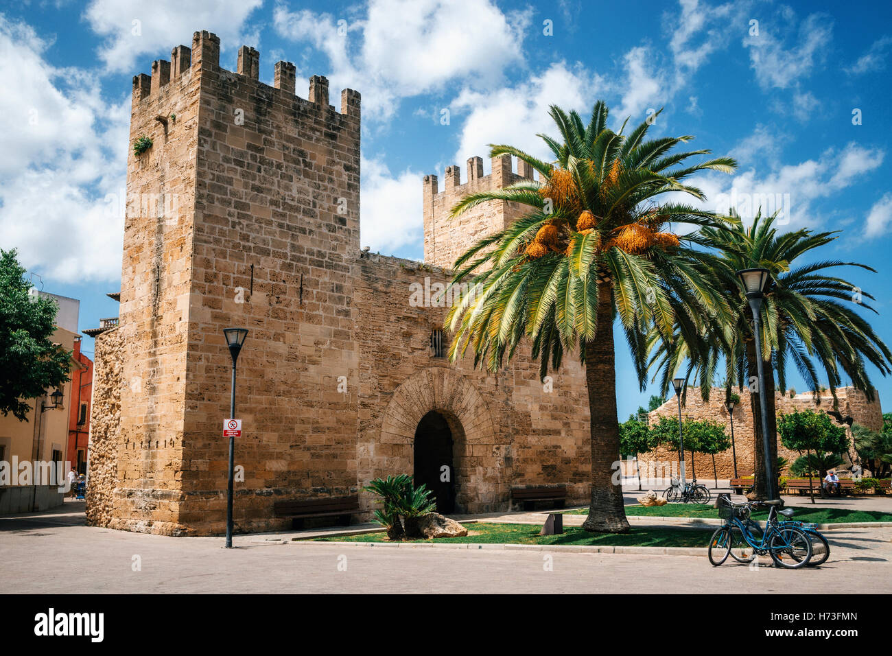 Porte de l'ancien mur de la vieille ville historique de la ville de Alcudia, Mallorca, Espagne Banque D'Images