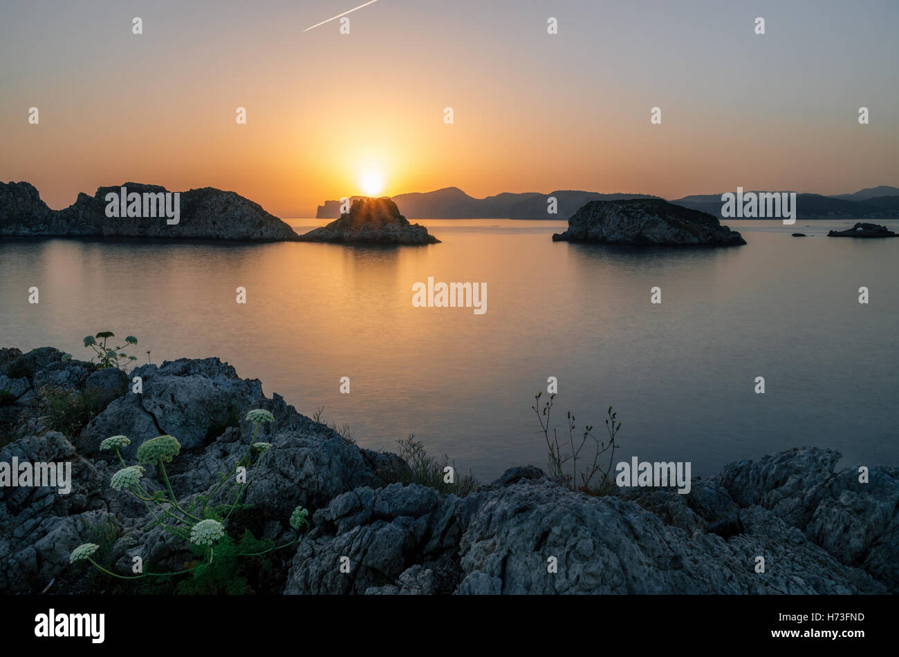 Majorque Santa Ponsa côte au coucher de soleil à Morro d'en Pere Joan bay à Majorque, îles Baléares de l'Espagne. Es roches Malgrat. Banque D'Images