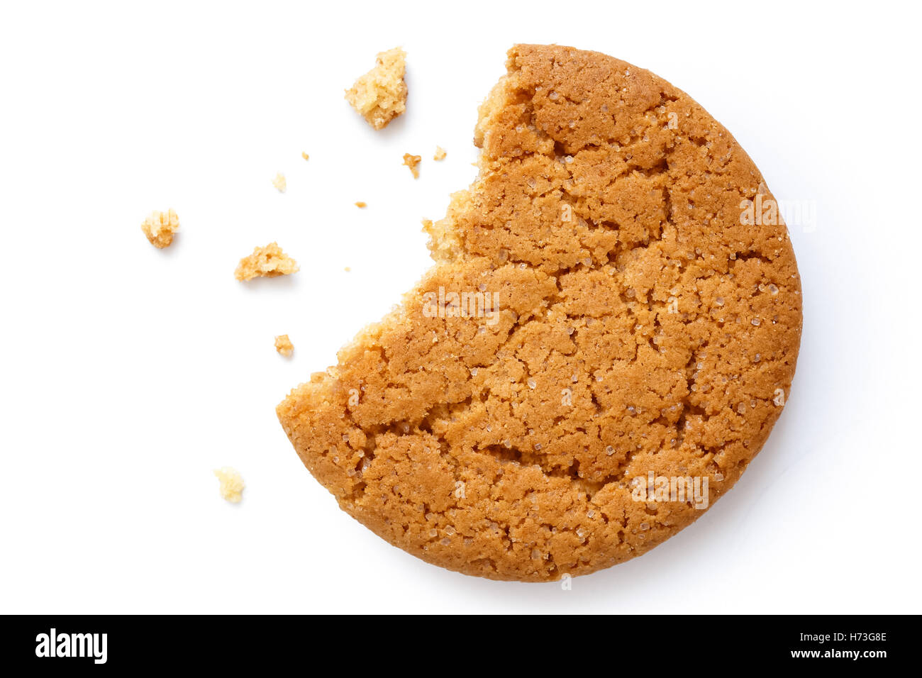 Seul tour de miettes de biscuits au gingembre et morsure manquant, isolé sur blanc de ci-dessus. Banque D'Images