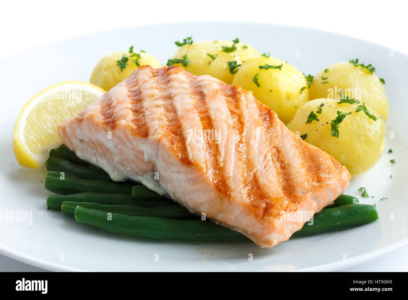 Filet de saumon grillé juteux avec des haricots et des pommes de terre. Banque D'Images