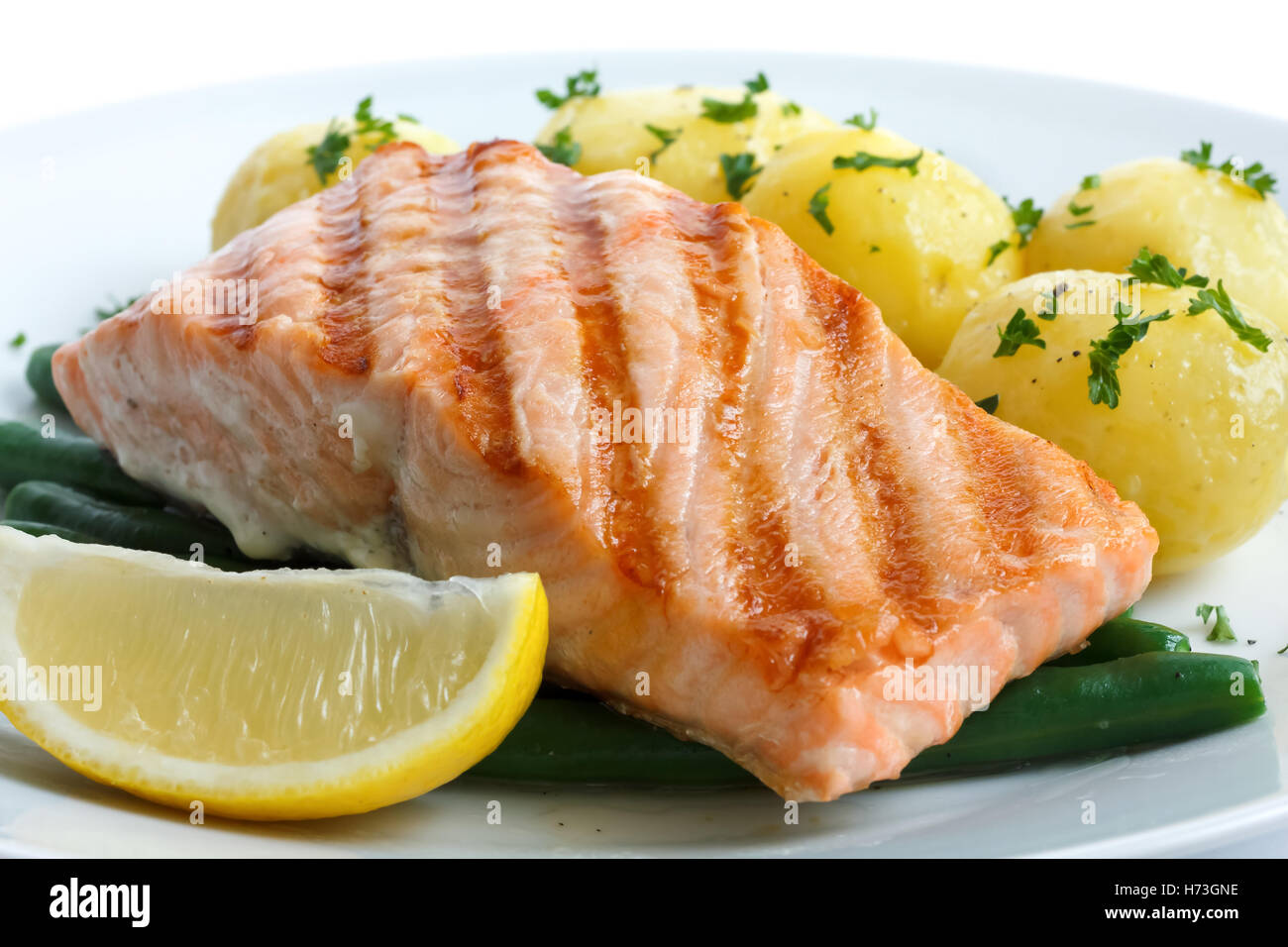 Filet de saumon grillé juteux avec des haricots et des pommes de terre. Banque D'Images
