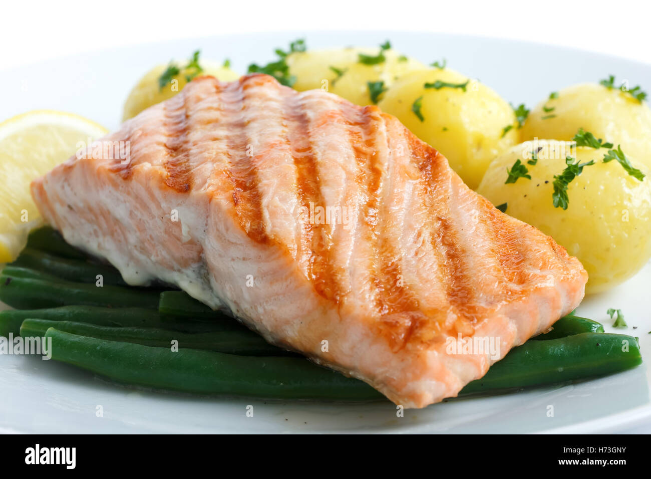 Filet de saumon grillé juteux avec des haricots et des pommes de terre. Banque D'Images