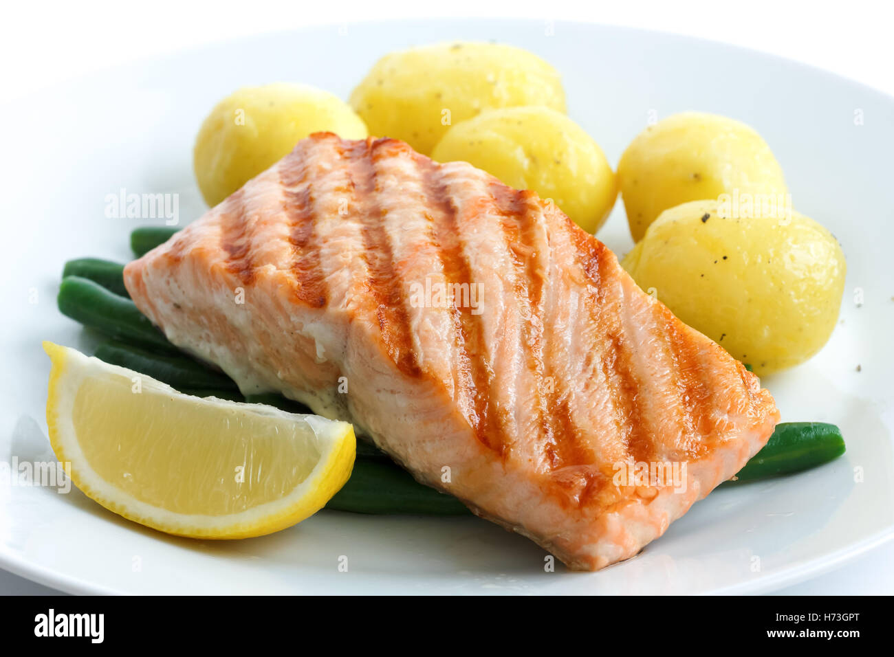 Filet de saumon grillé juteux avec des haricots et des pommes de terre. Banque D'Images