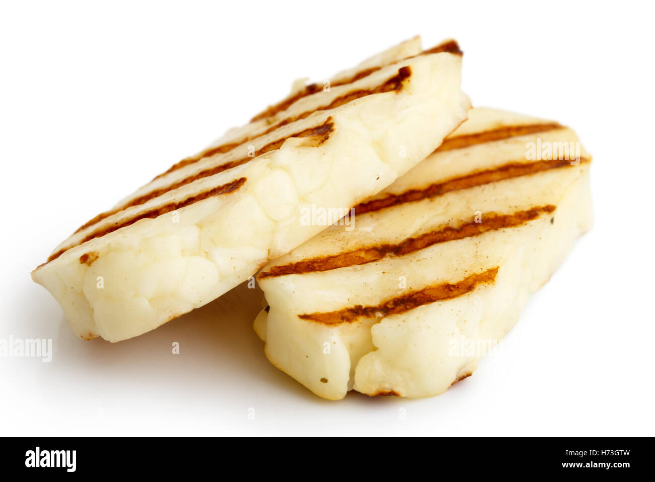 Deux tranches de fromage halloumi grillé isolé sur blanc en perspective. Avec marquer. Banque D'Images