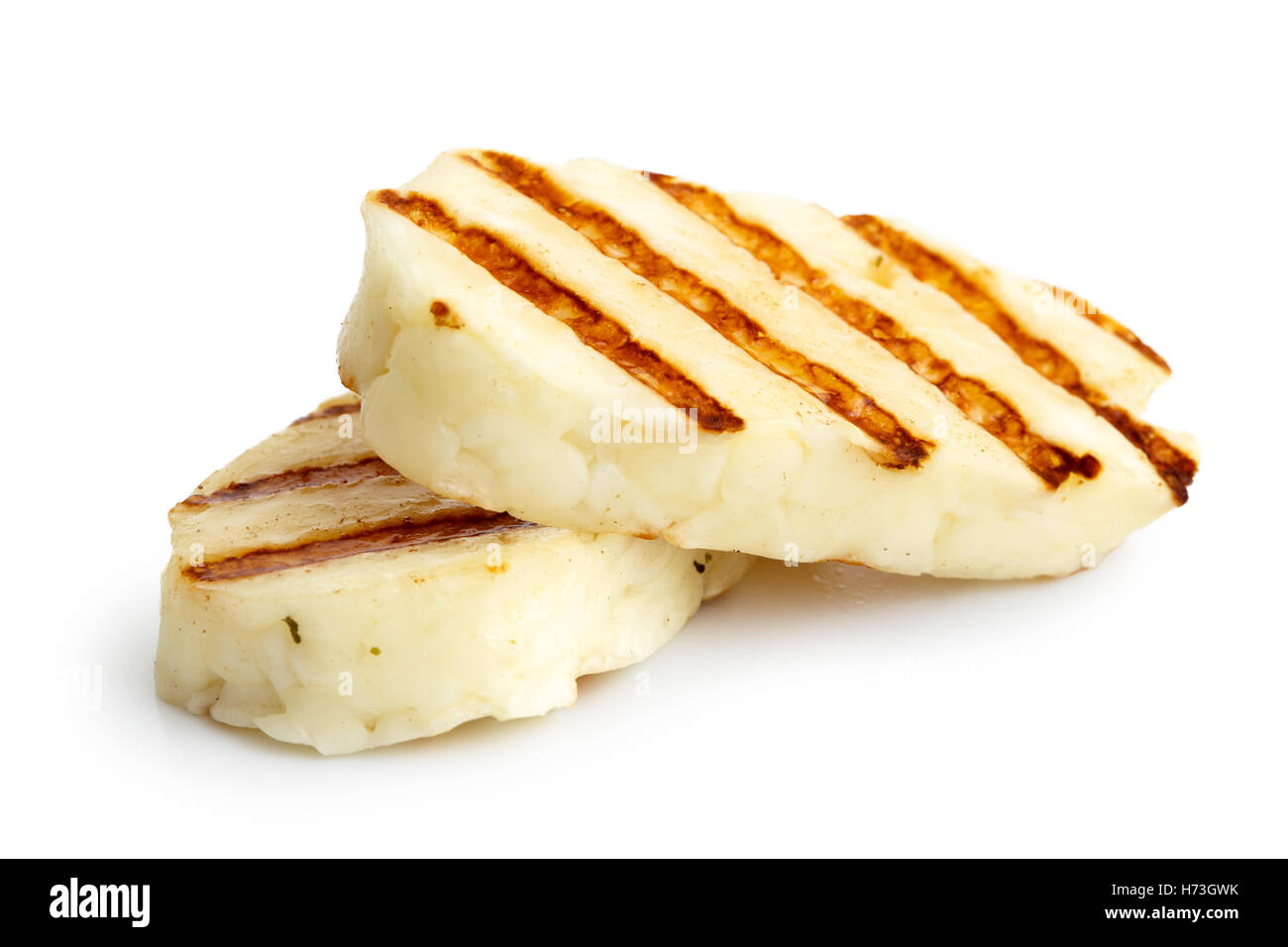 Deux tranches de fromage halloumi grillé isolé sur blanc en perspective. Avec marquer. Banque D'Images