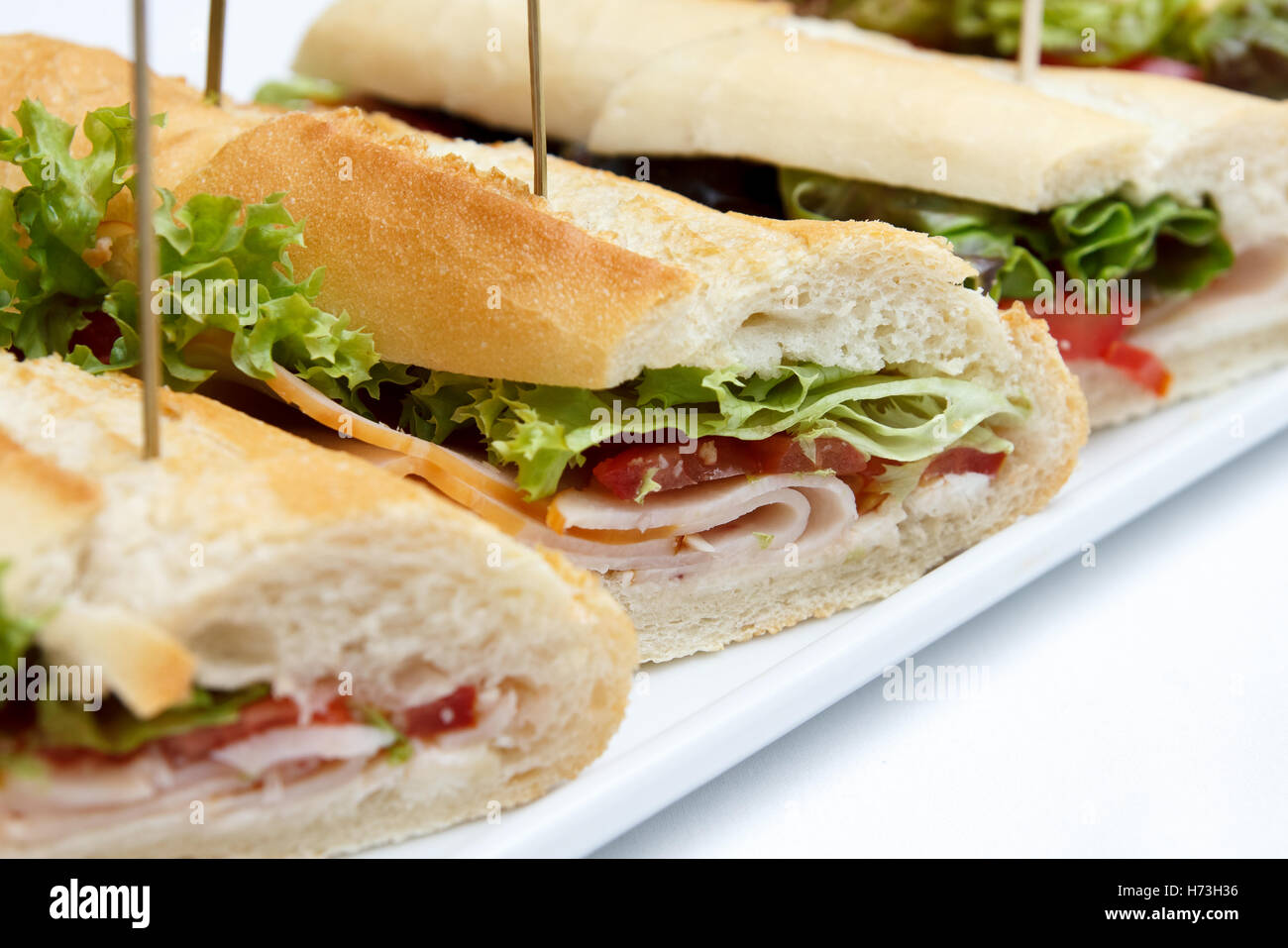 Assiette de salade de jambon et baguettes sur blanc. Banque D'Images