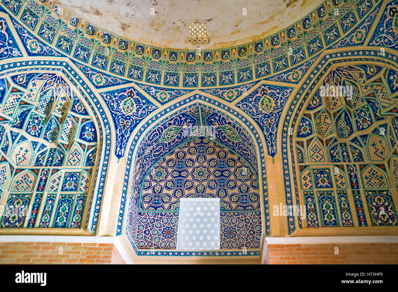 Le mur et le cadre de la fenêtre dans Qaldirghochbiy Mausolée décorées de motifs islamiques et des carreaux émaillés Banque D'Images