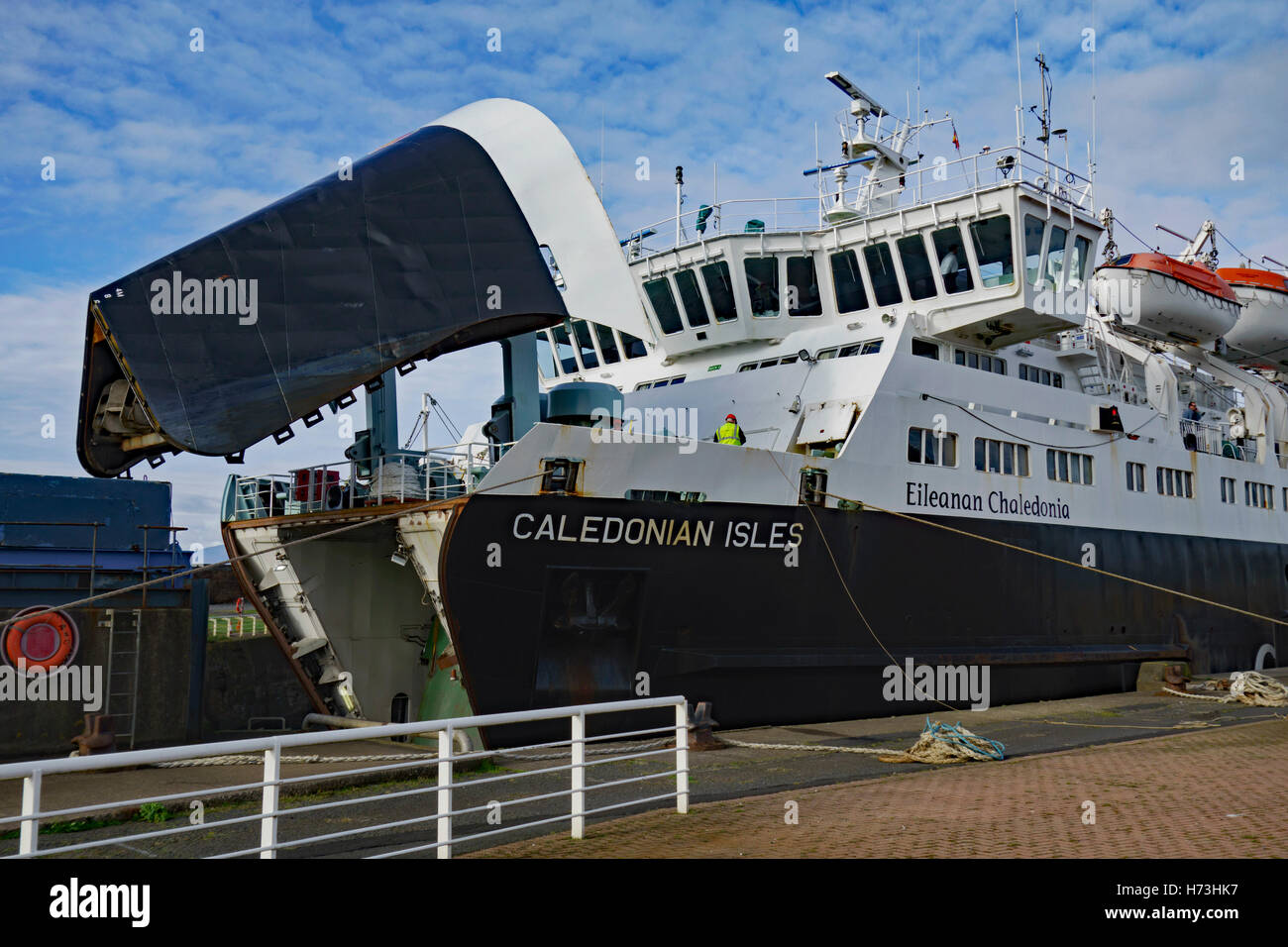 Le ferry Calmac Caledonian Isles prépare à décharger les véhicules à Ardrossan en Ayrshire, Ecosse. Banque D'Images